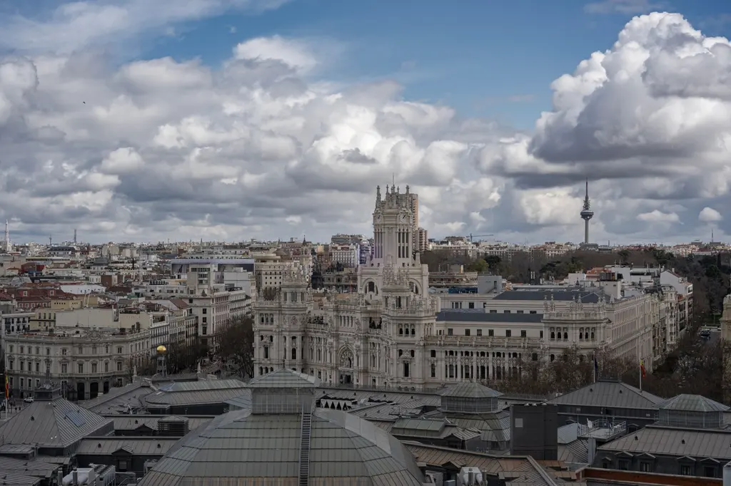 Vista aérea de Madrid con el Palacio de Cibeles bajo las nubes