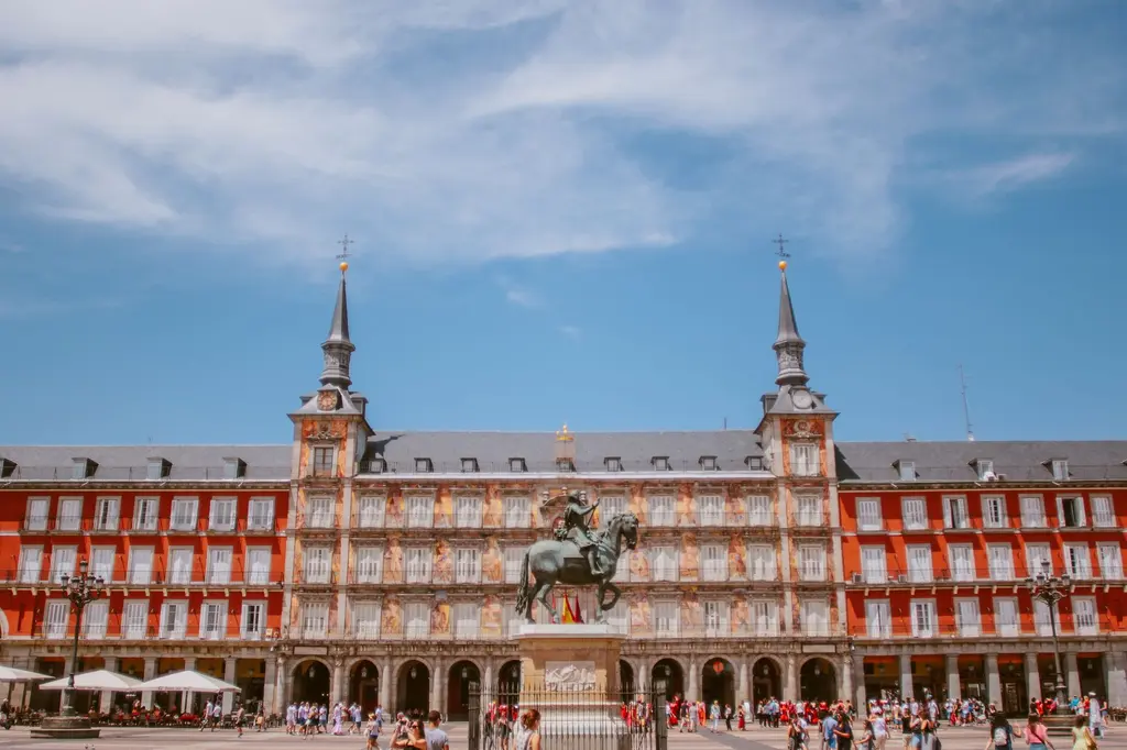 Plaza Mayor de Madrid con sus fachadas históricas bajo un cielo despejado