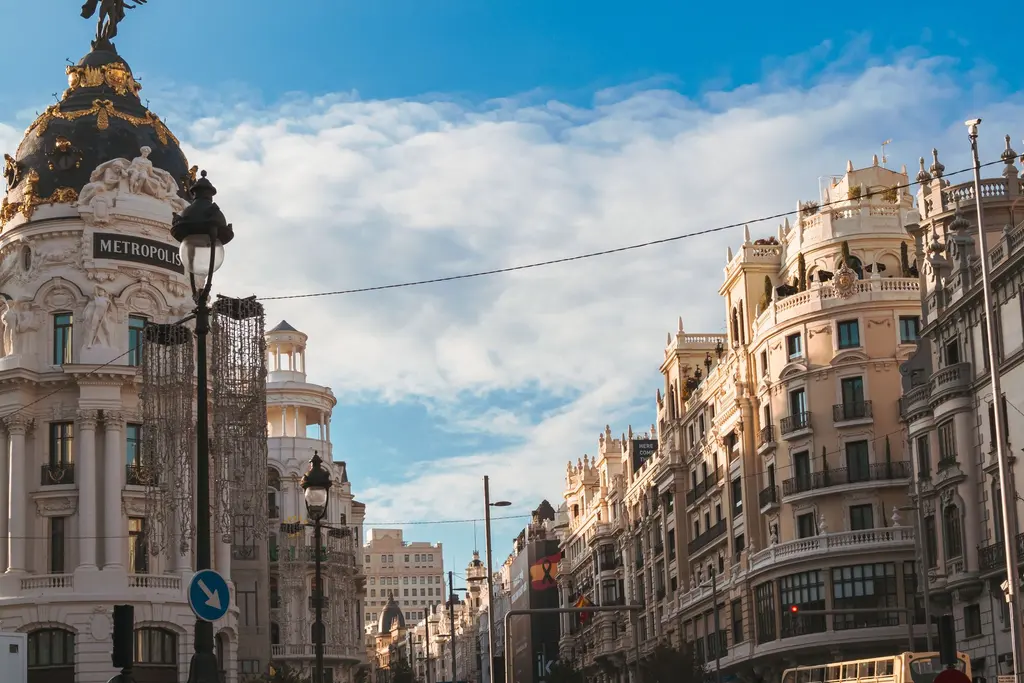 Edificio Metrópolis en la Gran Vía de Madrid bajo un cielo azul